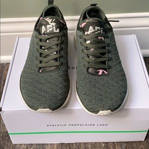 APL - Lululemon Techloom Pro Sneaker. Size 8